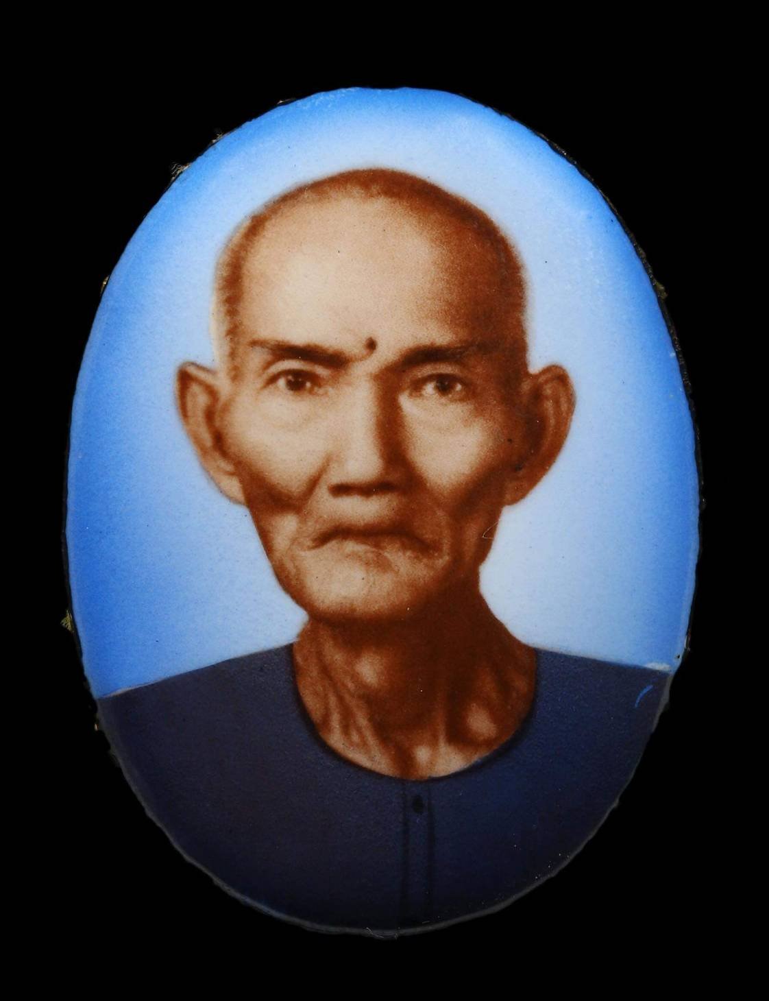 297123 ล๊อคเก็ตอาจารย์โง้วกิมโคย  เซียนแปะโรงสี รุ่นแรก  หน้าแก่ ฉากฟ้า พิมพ์กลาง  หน้าใหญ่ ปี2519  จ.ปทุมธานี